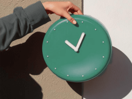 Persona sosteniendo un reloj