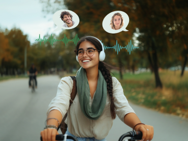 Estudiante escuchando materiales de aprendizaje de coLanguage mientras pasea en bicicleta por el barrio.