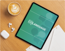 Tableta con coLanguage abierto sobre una mesa